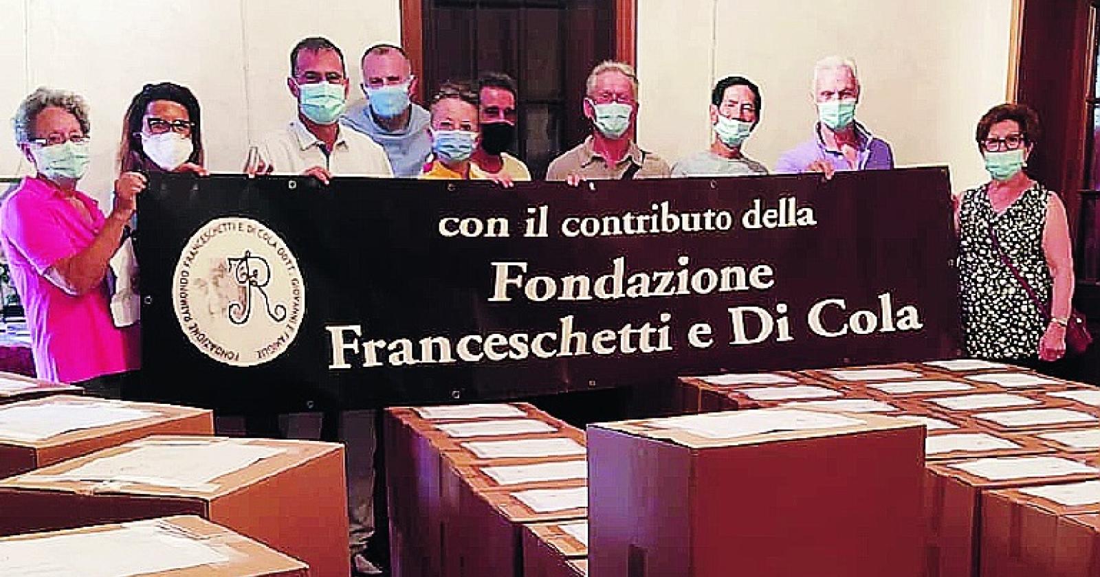 300 pacchi della solidariet&agrave; per chi ha bisogno anche di cibo