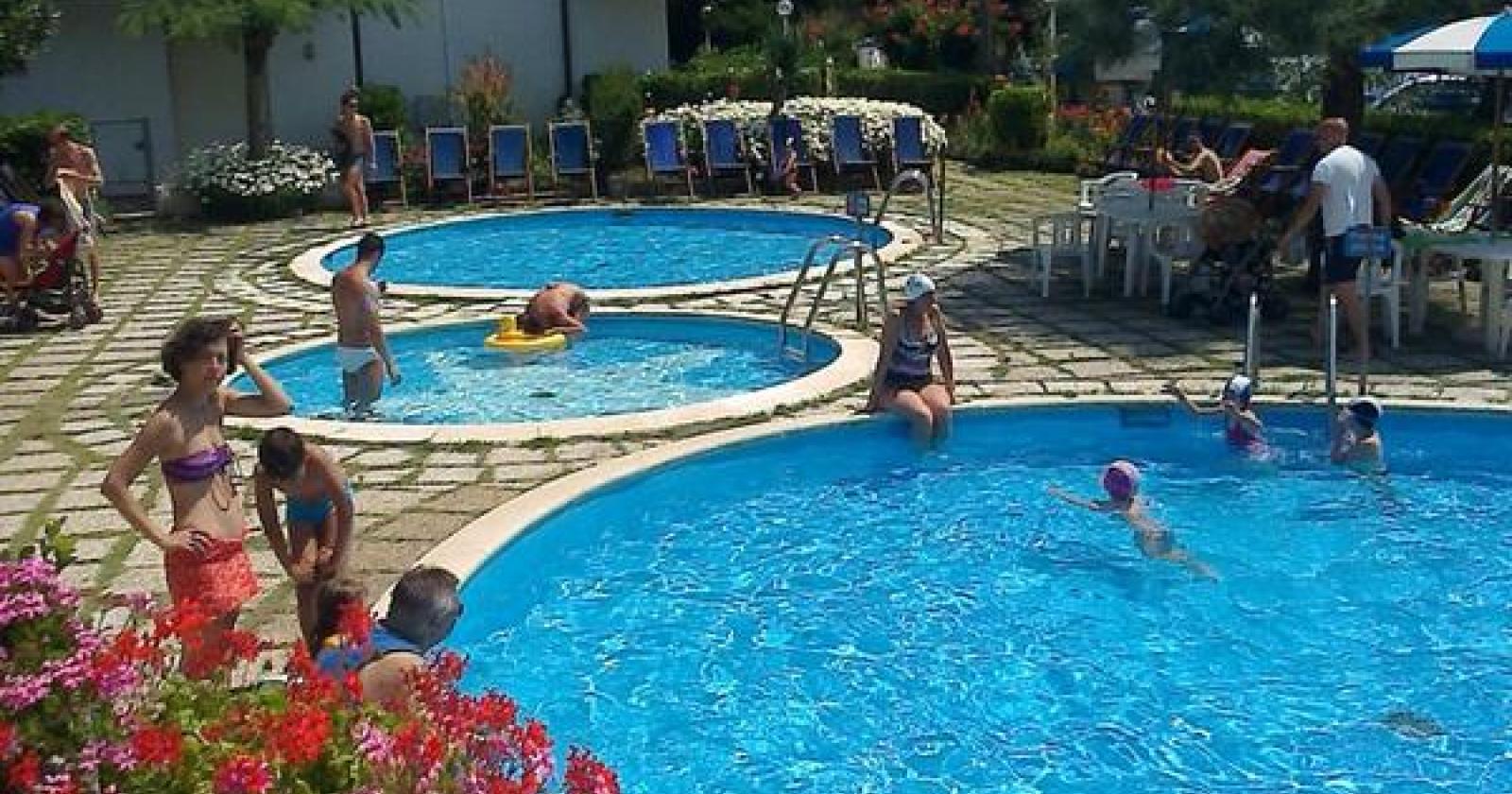 Bimba salvata dall'annegamento in piscina