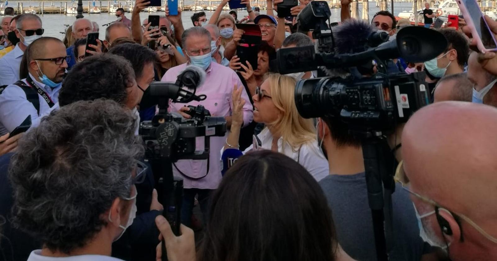 L'ex premier aggredito da una no vax: "E' una rivale di Stecco"