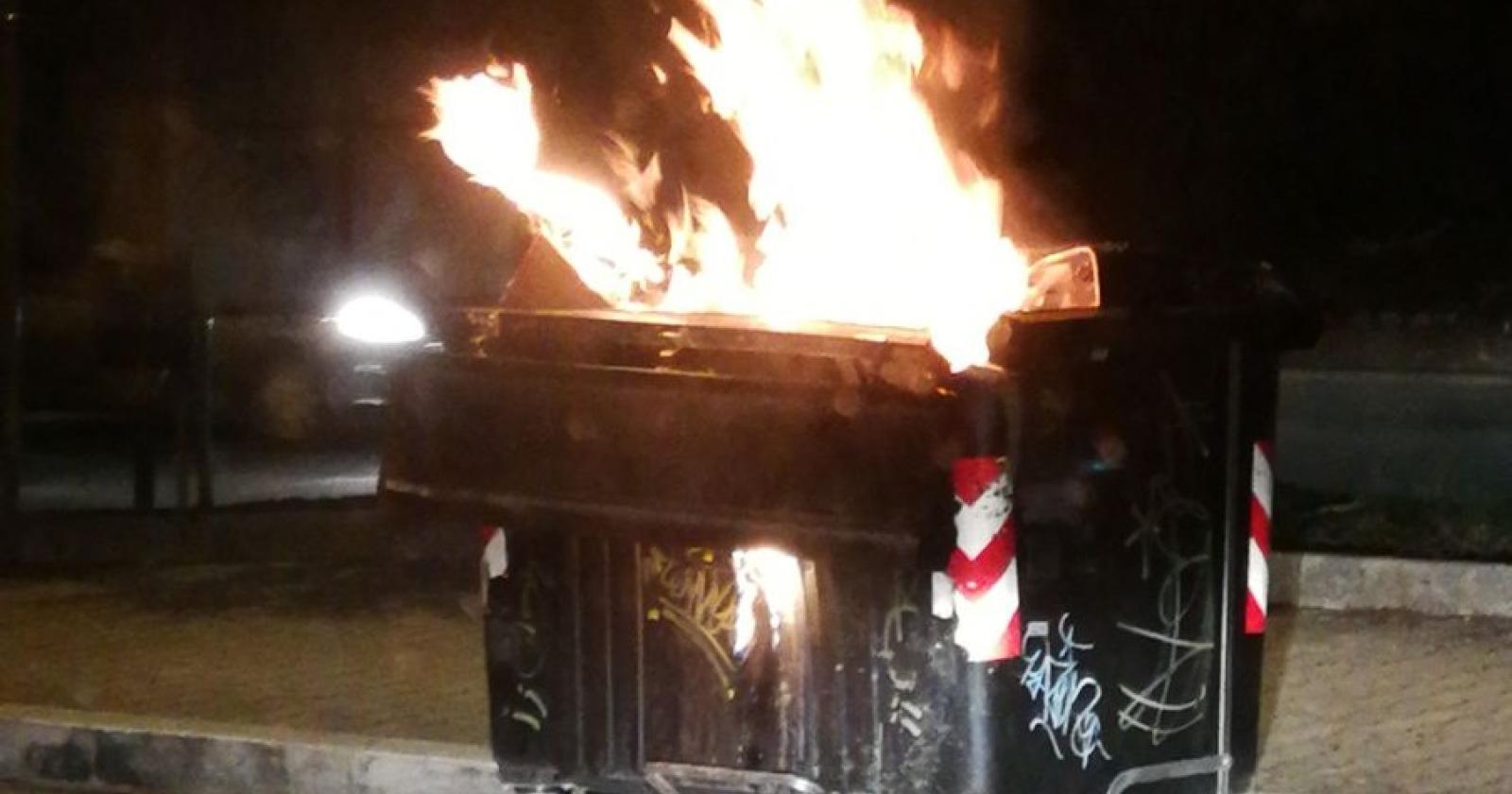 Allarme piromane, brucia un altro cassonetto nella notte