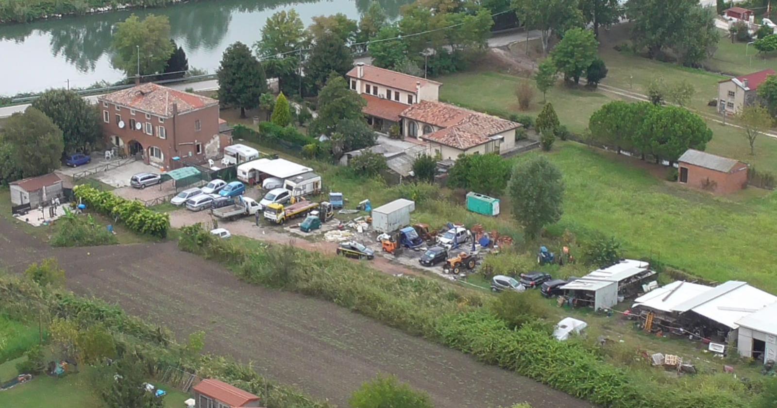Sequestrato un terreno con rifiuti speciali grande come un campo da calcio