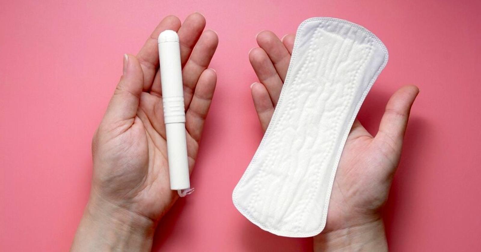 Assorbenti gratuiti a scuola, domenica la distribuzione