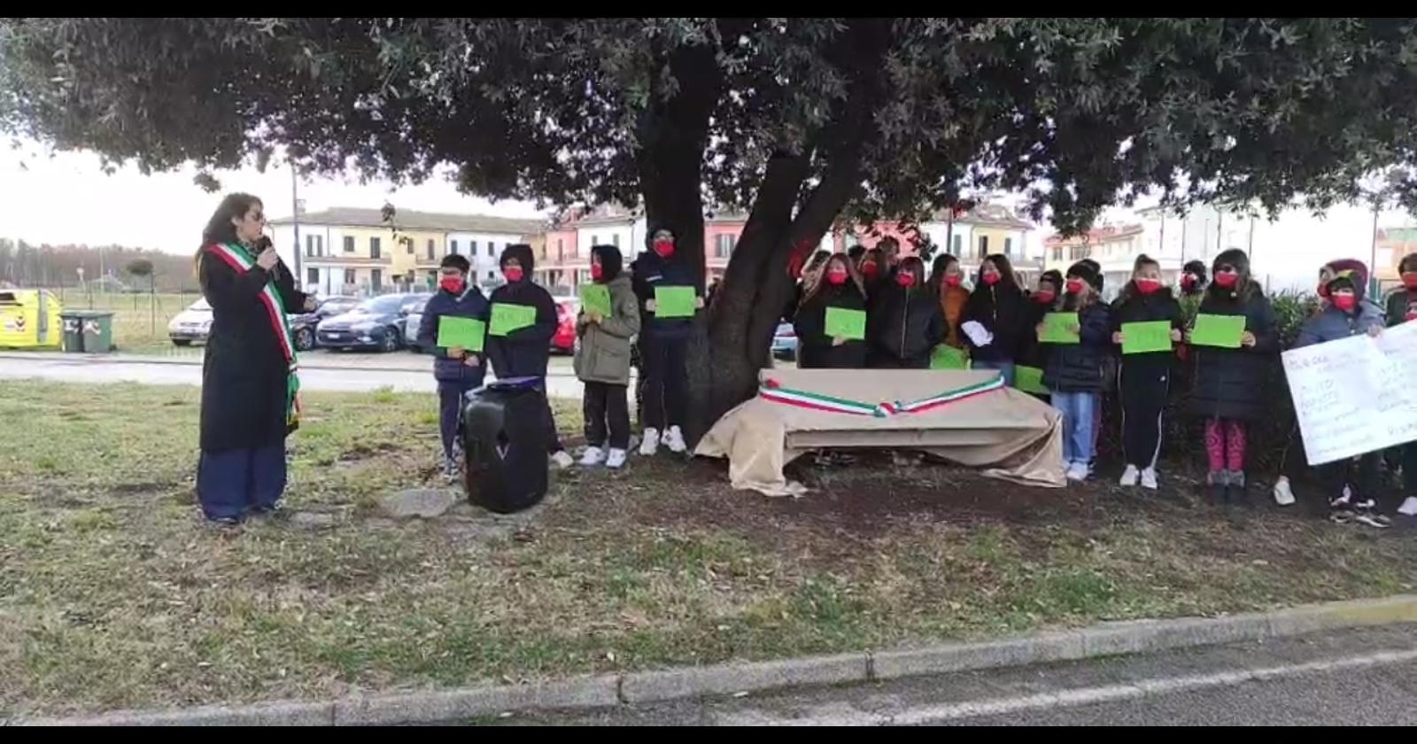 Inaugurata una panchina rossa in frazione