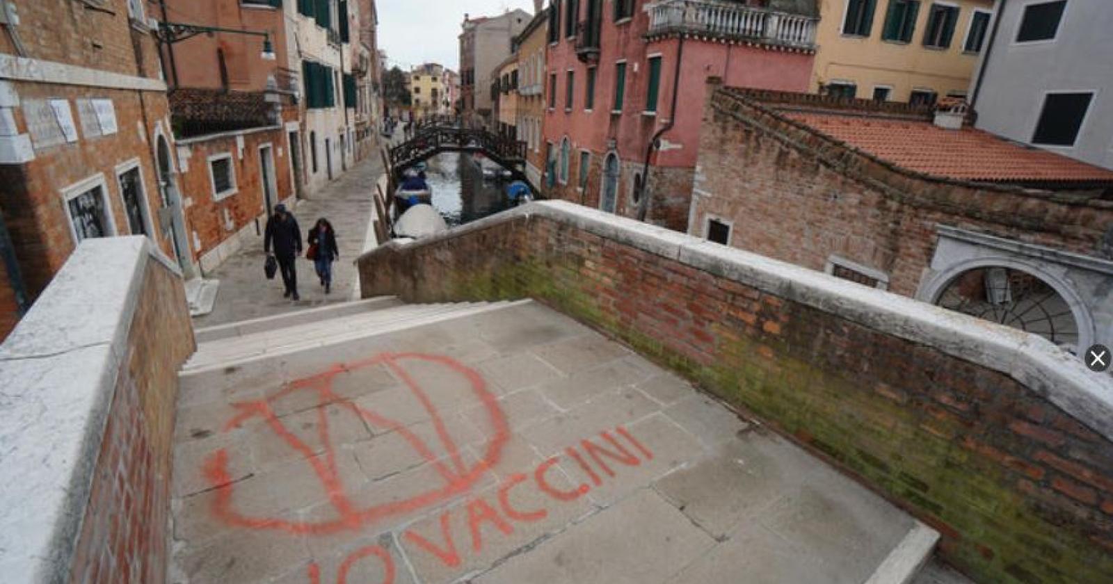 Scritte no vax sui ponti e sui muri della città