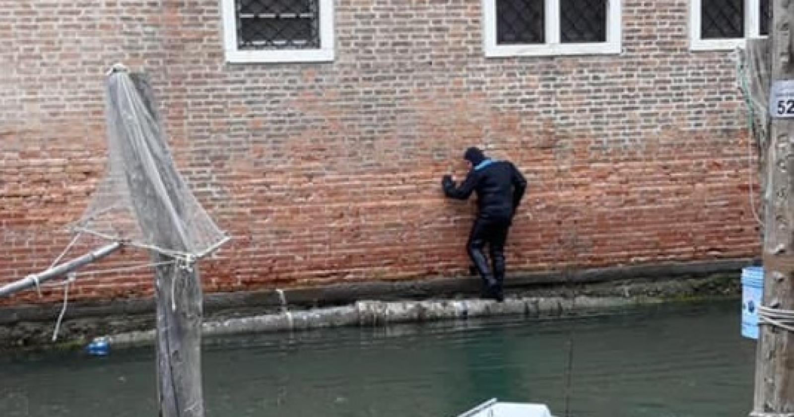 Riva Vena, Veritas all'opera per sistemare il tubo della fognatura