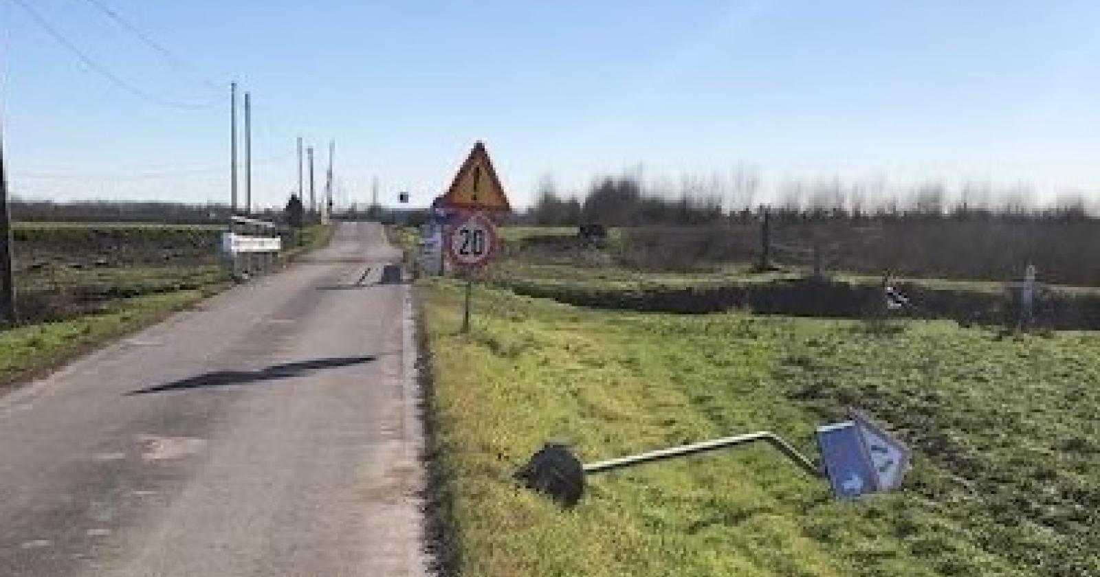 Vandali ancora in azione divelti i segnali verticali