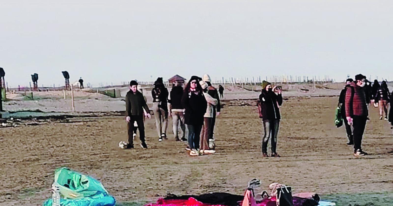 Col sole i primi venditori abusivi in spiaggia