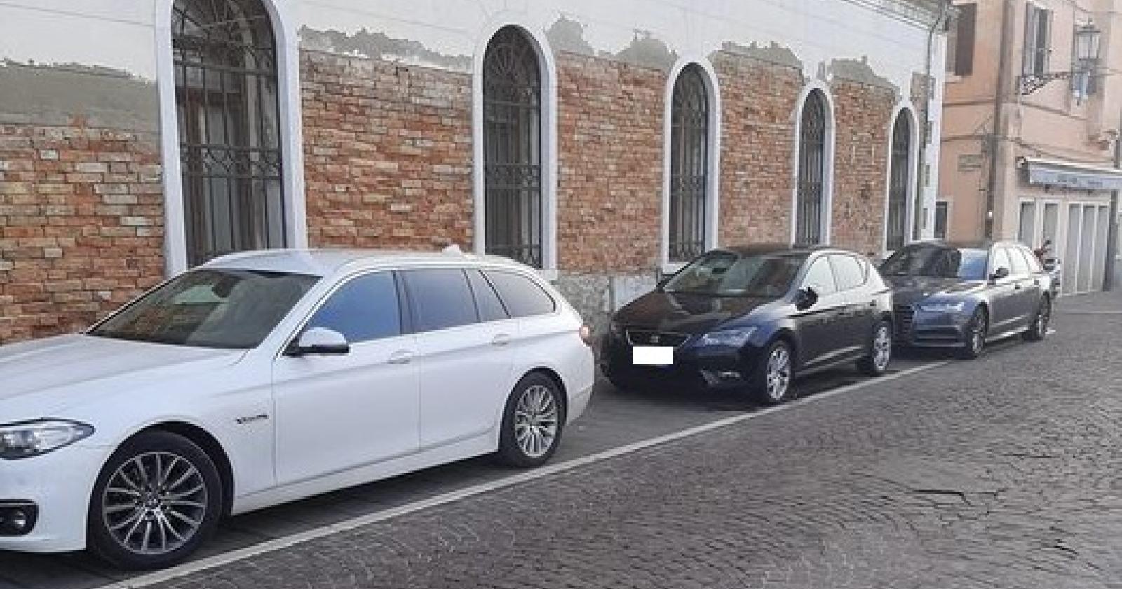 Parcheggiano l'auto sul marciapiede della fondamenta