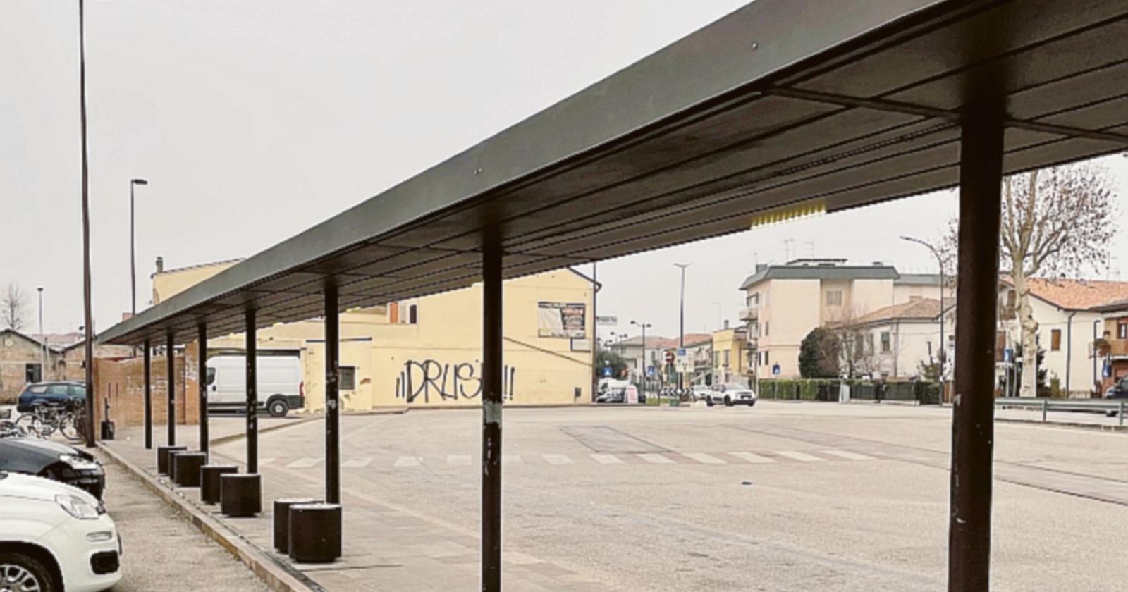 In arrivo le nuove vetrate nella stazione dei bus