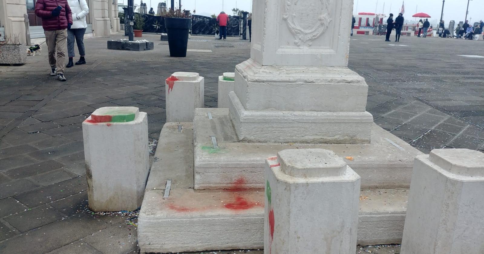 Monumento imbrattato, sono stati dei bimbi