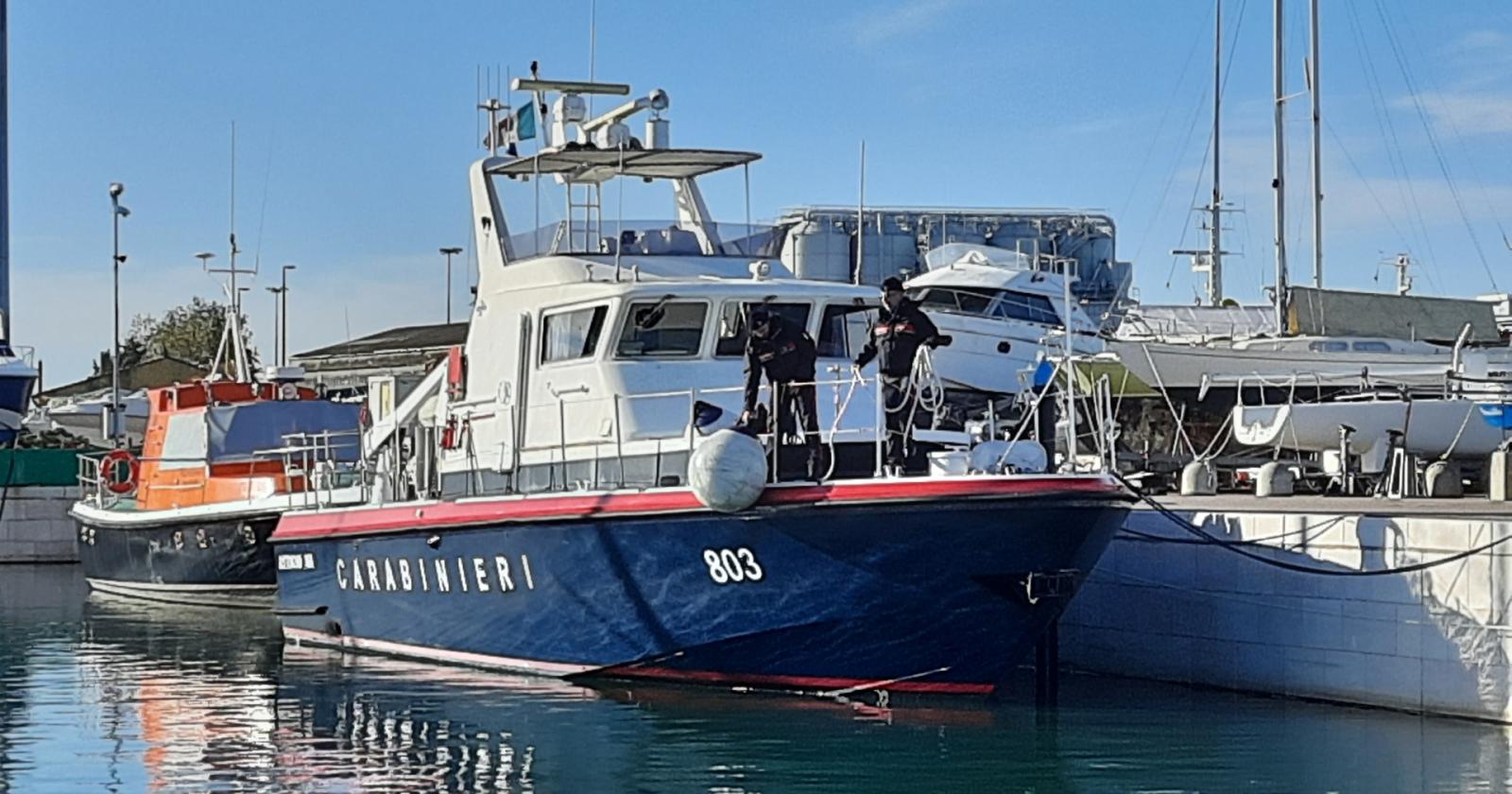 Sequestrata e rigettata in mare una tonnellata di vongole