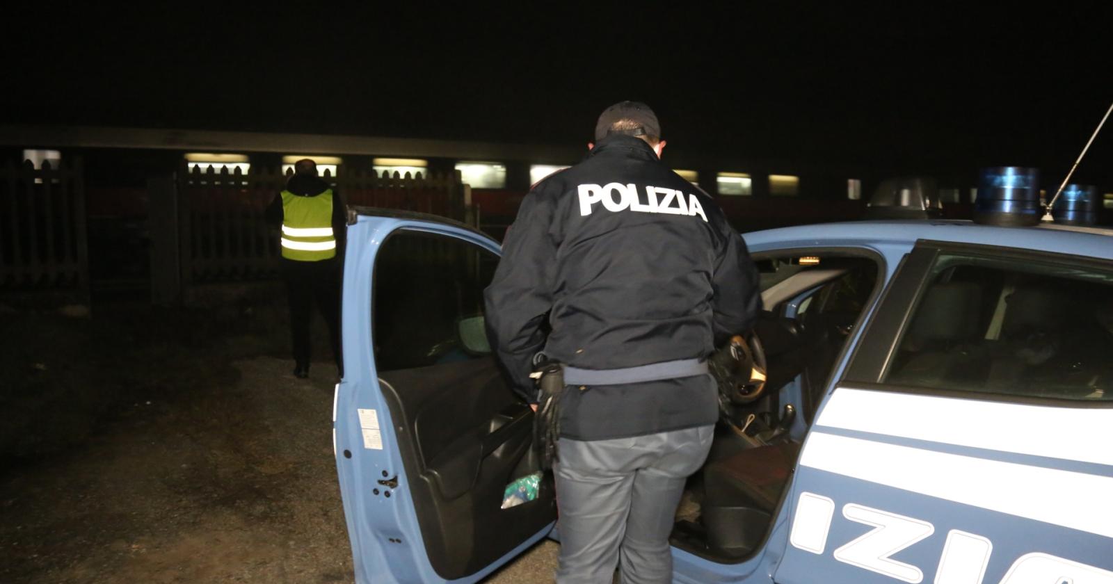 Accoltellato al bar, l'aggressore in fuga
