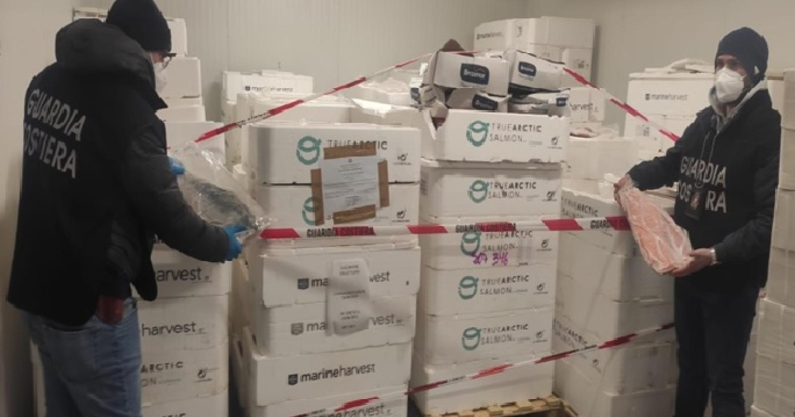 Sette tonnellate di pesce scaduto, 2mila euro di multa