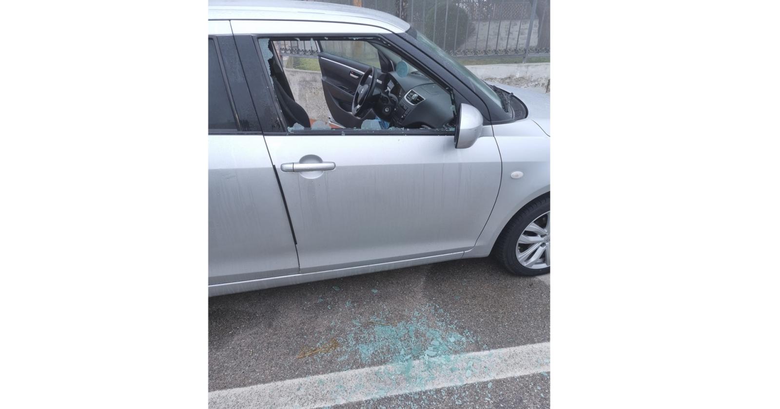 Sfondato il finestrino dell'auto in zona campeggi