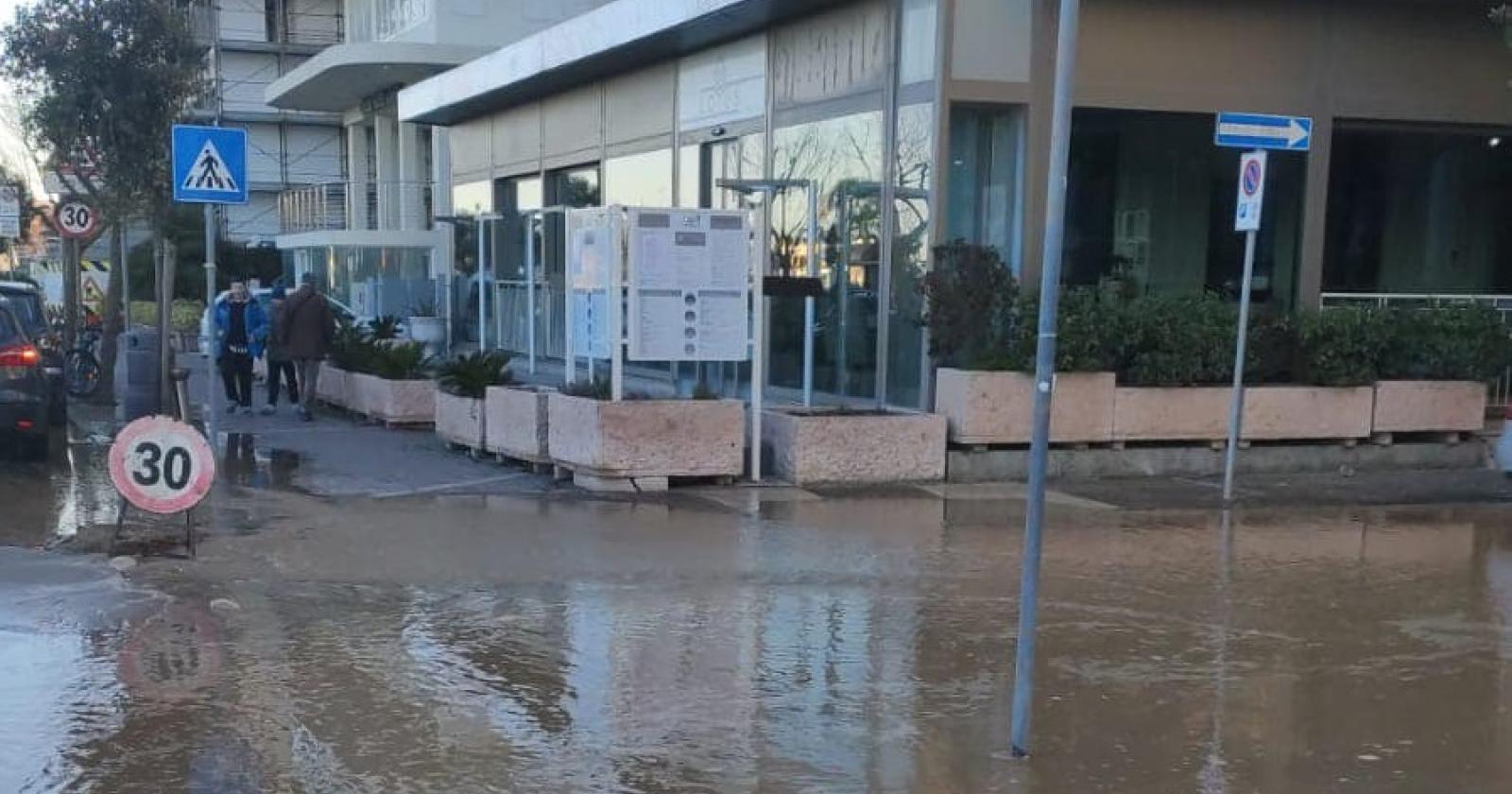Rotta la conduttura dell'acqua, allagamento in viale Po