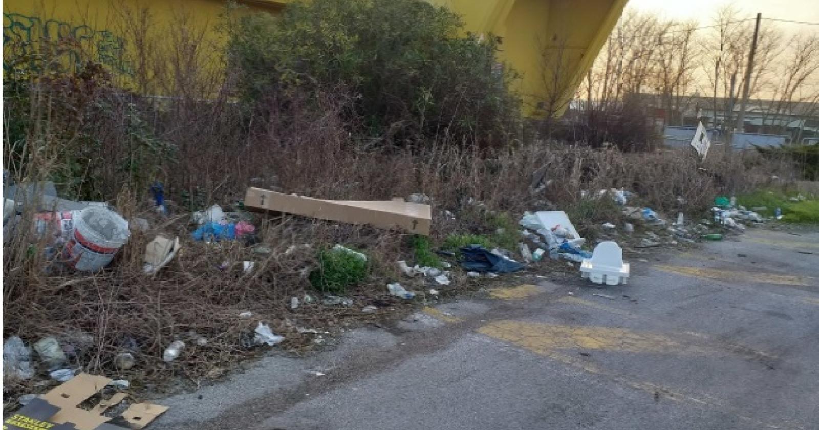 Ex Mercatone Uno, discarica nel parcheggio