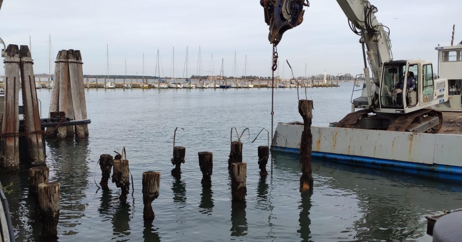 Rimosso il pontile di legno dell’imbarcadero Actv