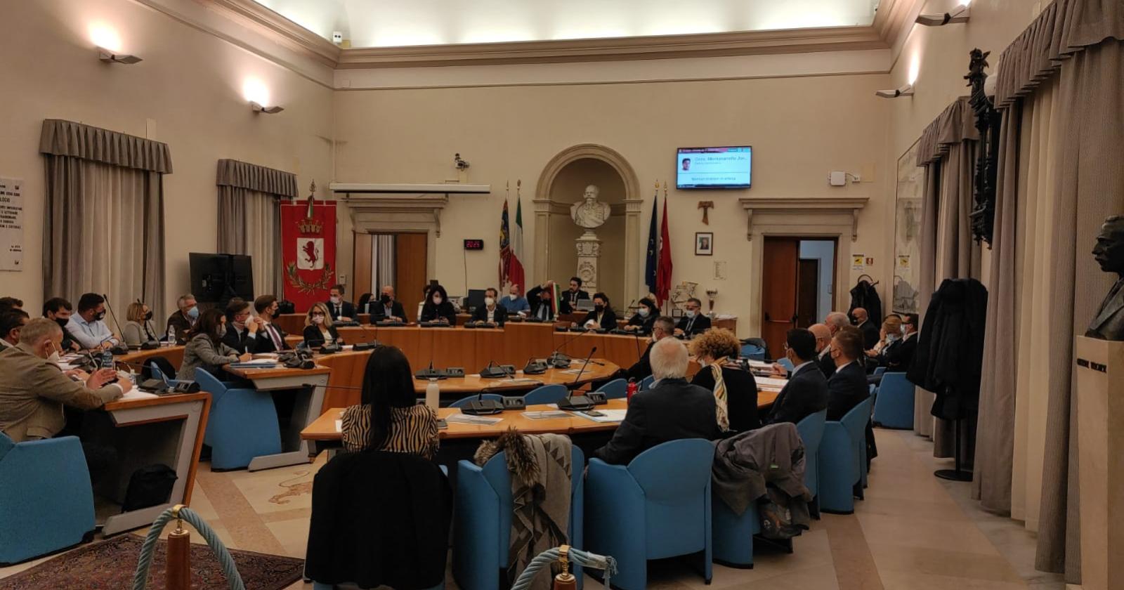 Il centro cottura “torna” in consiglio comunale