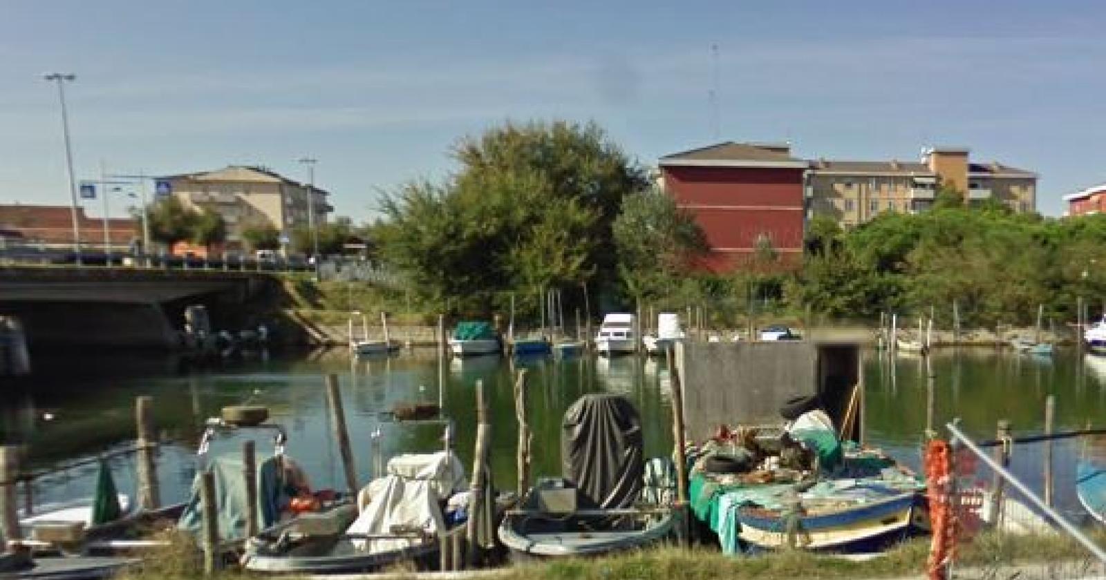 Gli rubano il pontile della barca
