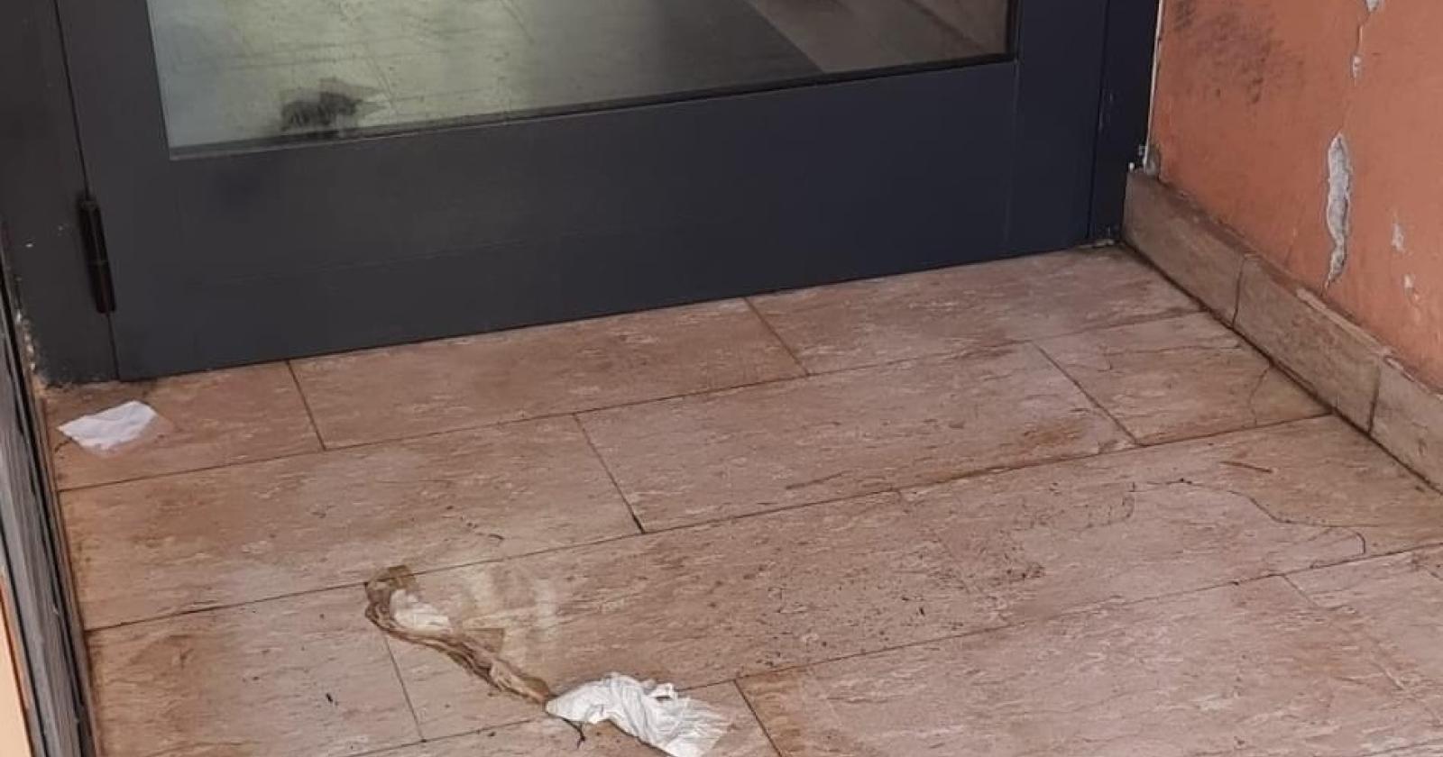 Urinano sulla porta dell’Emmanuel