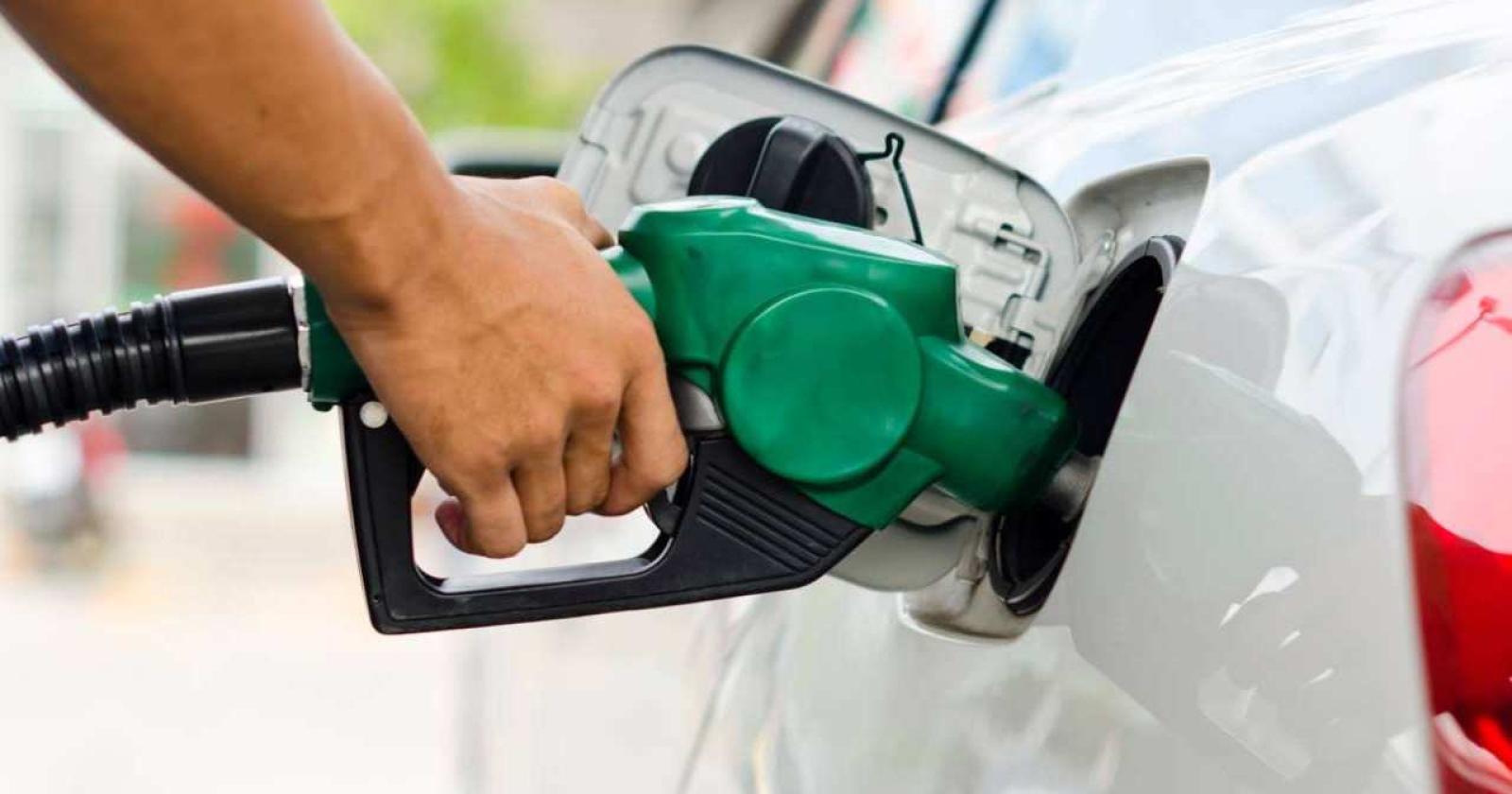 Benzina a prezzo da capogiro: 2,722 euro al litro per il self service