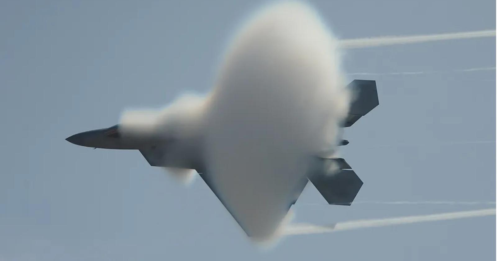 Doppio "bang sonico" del caccia dell'Aeronautica