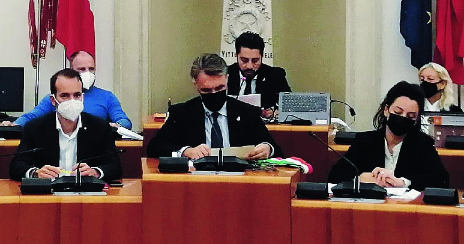 Mozione “strategica” tira e molla
