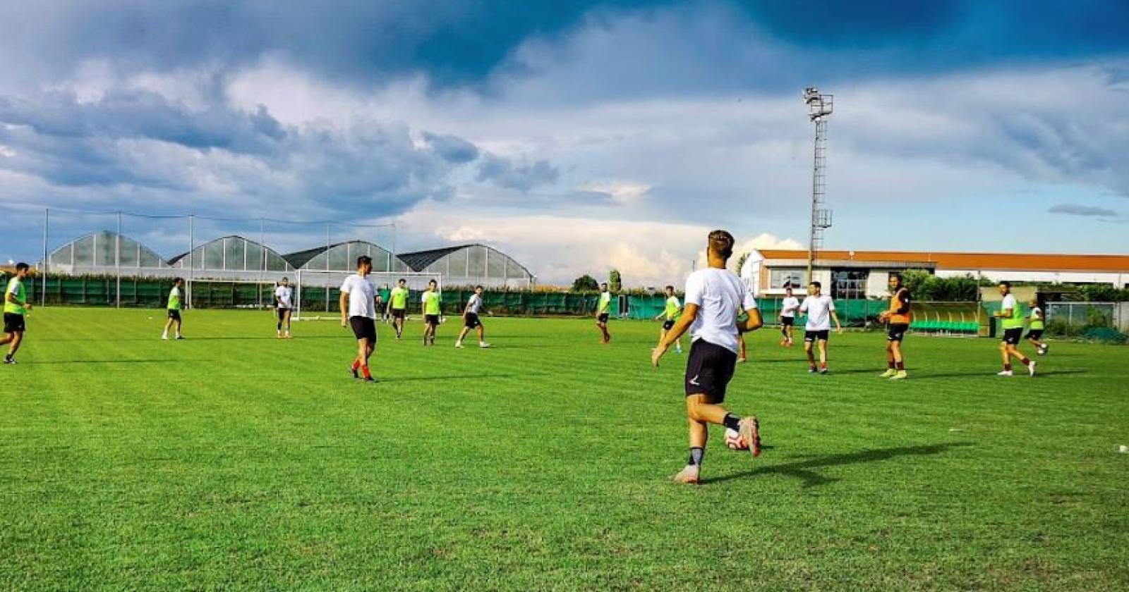 Vandali al campo di Ca' Lino, danni e furto di un defibrillatore