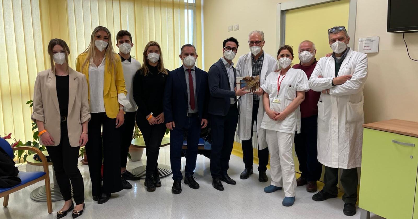 Il lions dona un tablet all'ospedale