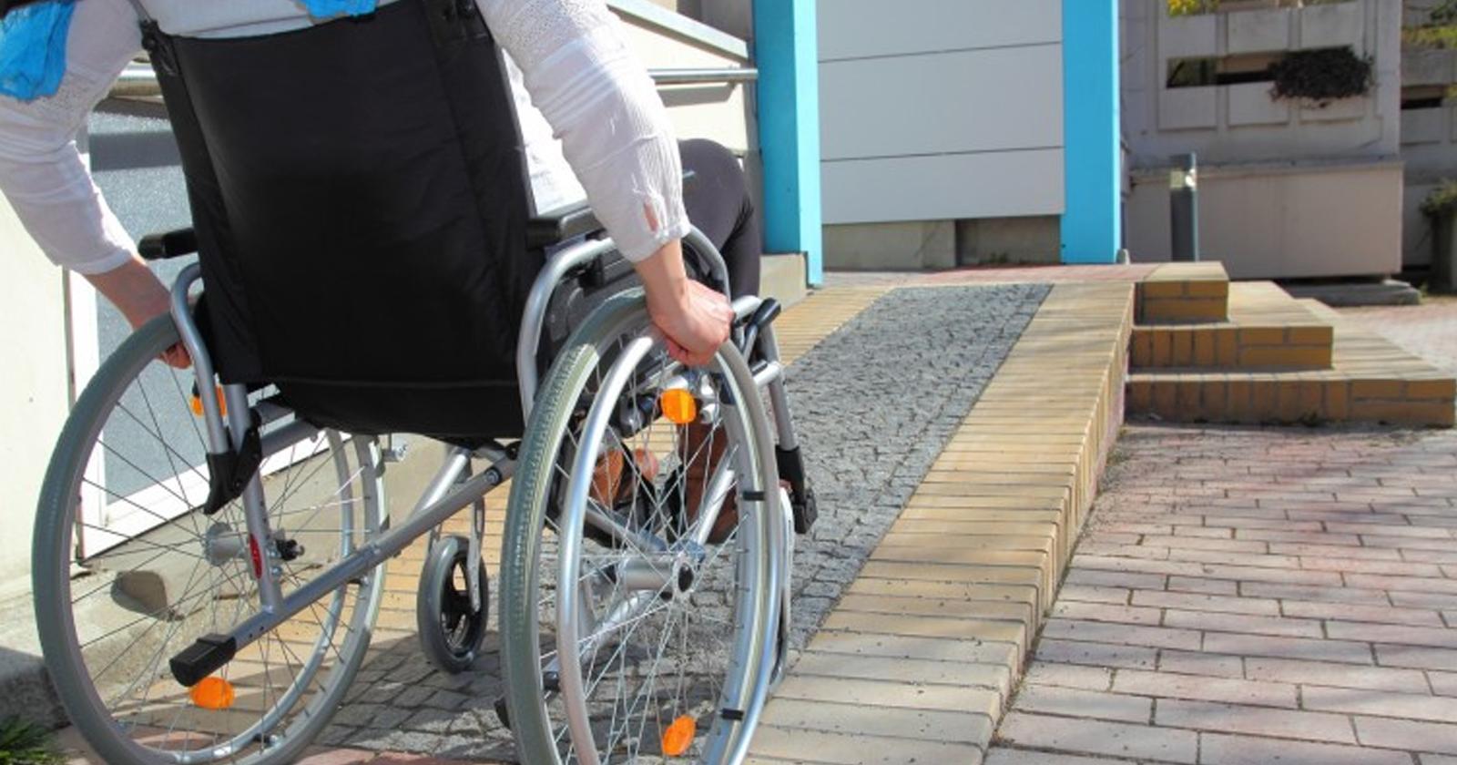 Il Comune impegna le ditte ad abbattere le barriere architettoniche