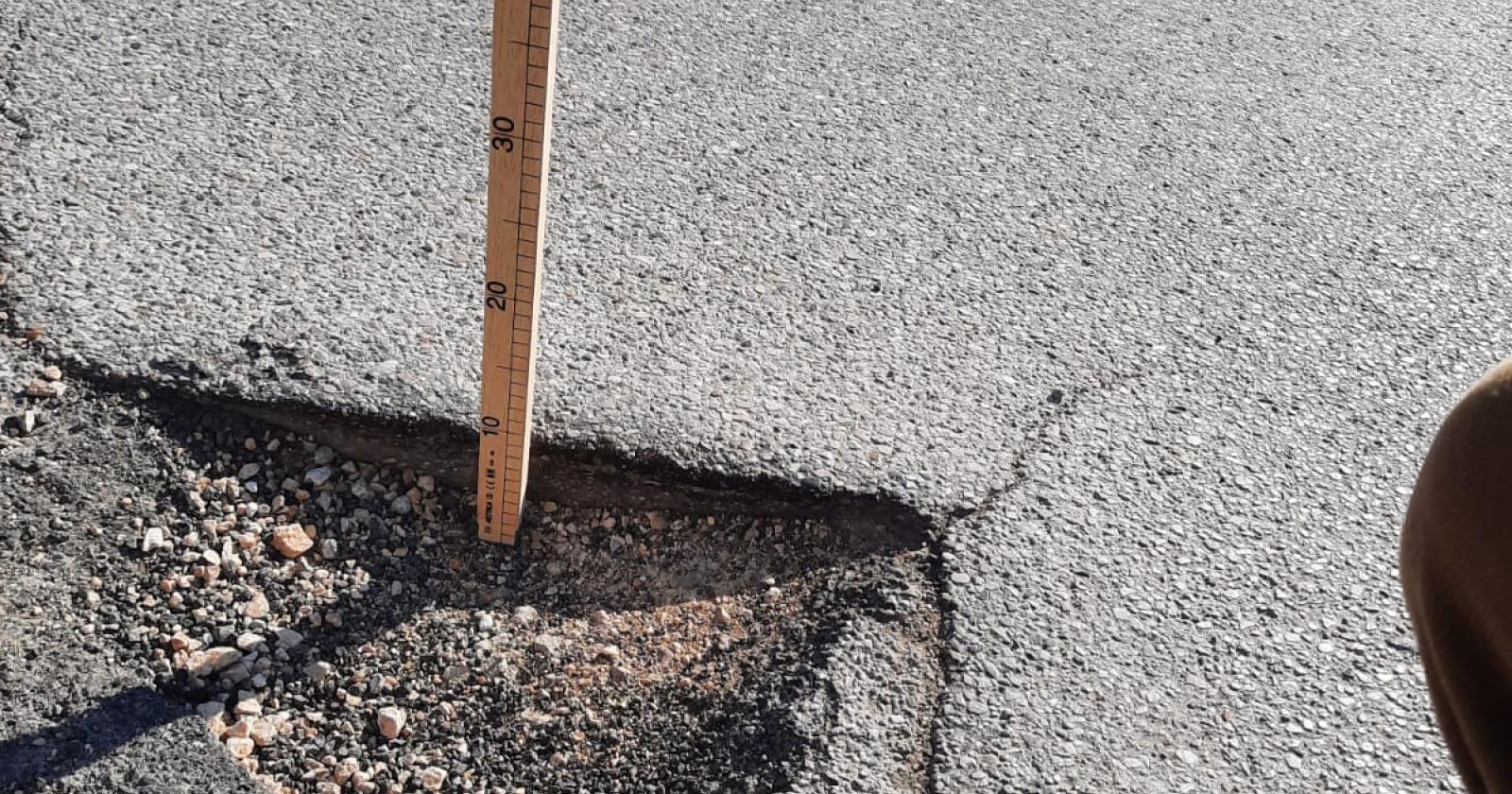 Il sindaco: "La buca non era stata segnalata agli uffici"