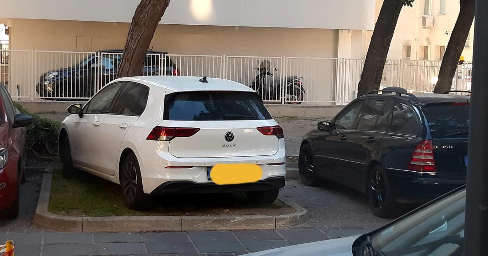 Trova il parcheggio "creativo"... che deturpa
