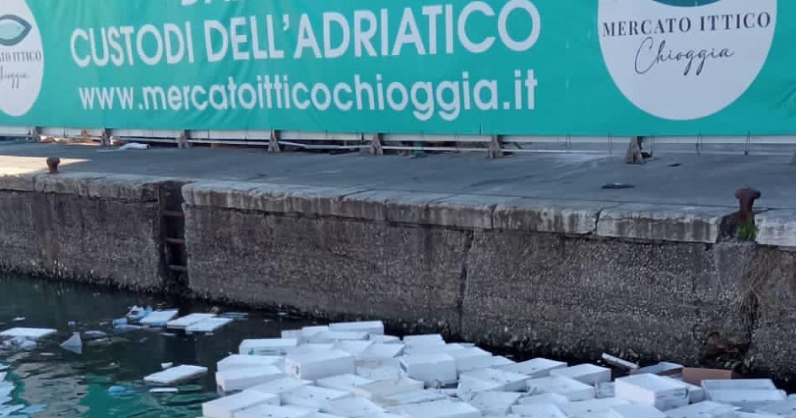 Le cassette deturpano il canale, subito rimosse