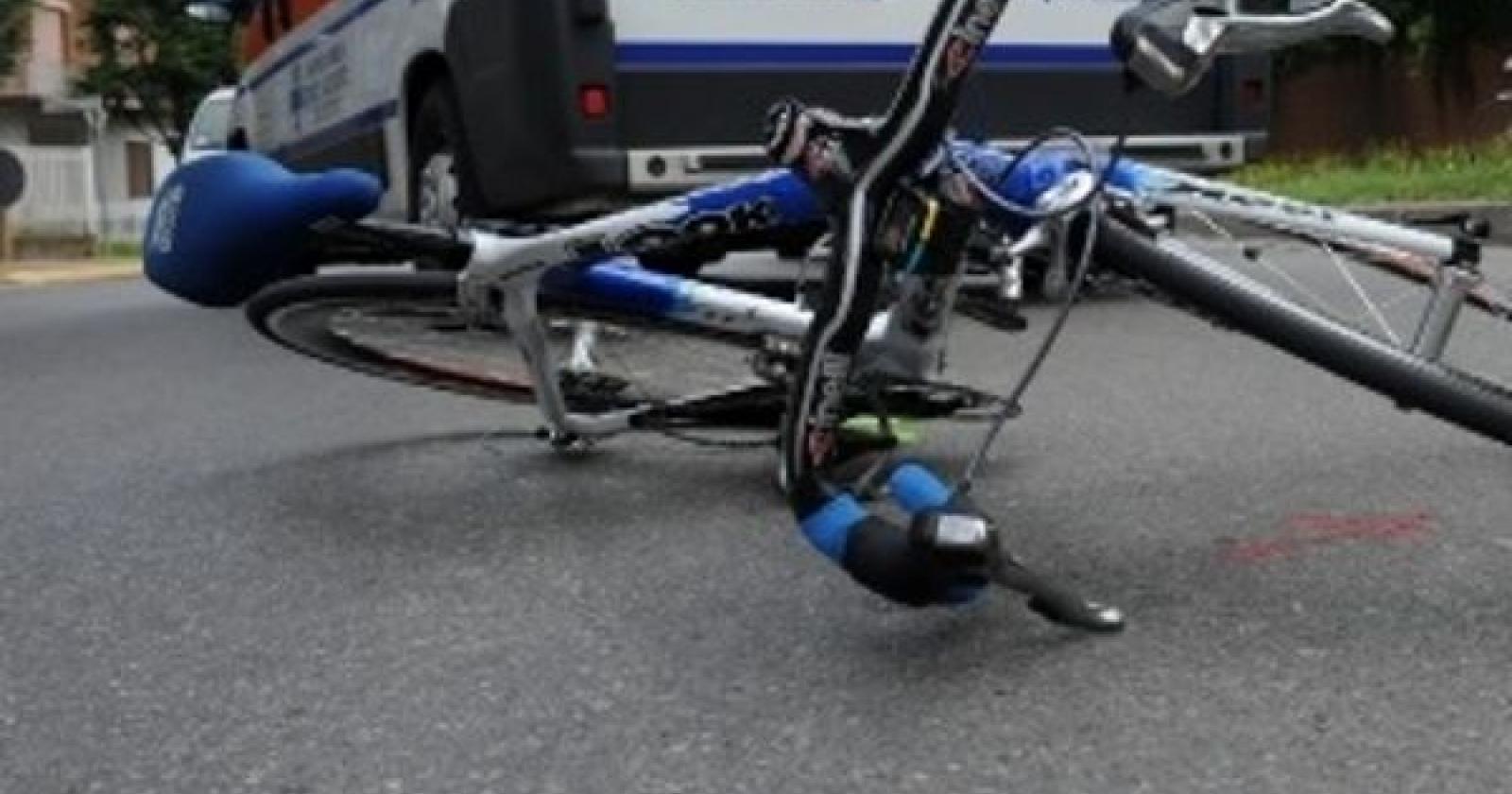 Pirata della strada falcia ciclista e scappa
