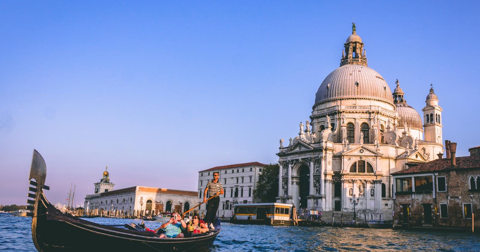 Invasa dai turisti, Venezia si difende: entra solo chi prenota