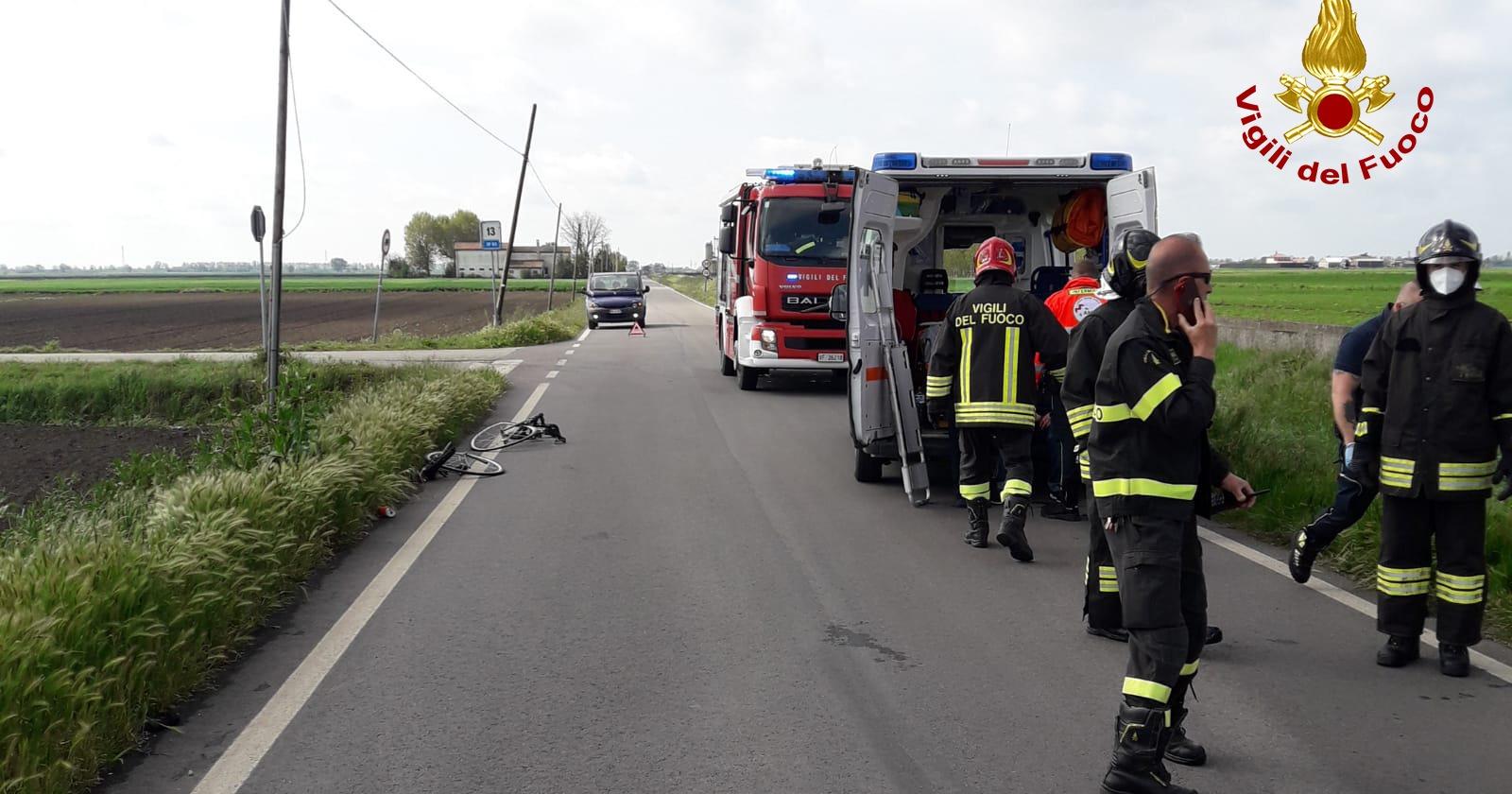 Bici contro un'auto: muore un ciclista di 69 anni