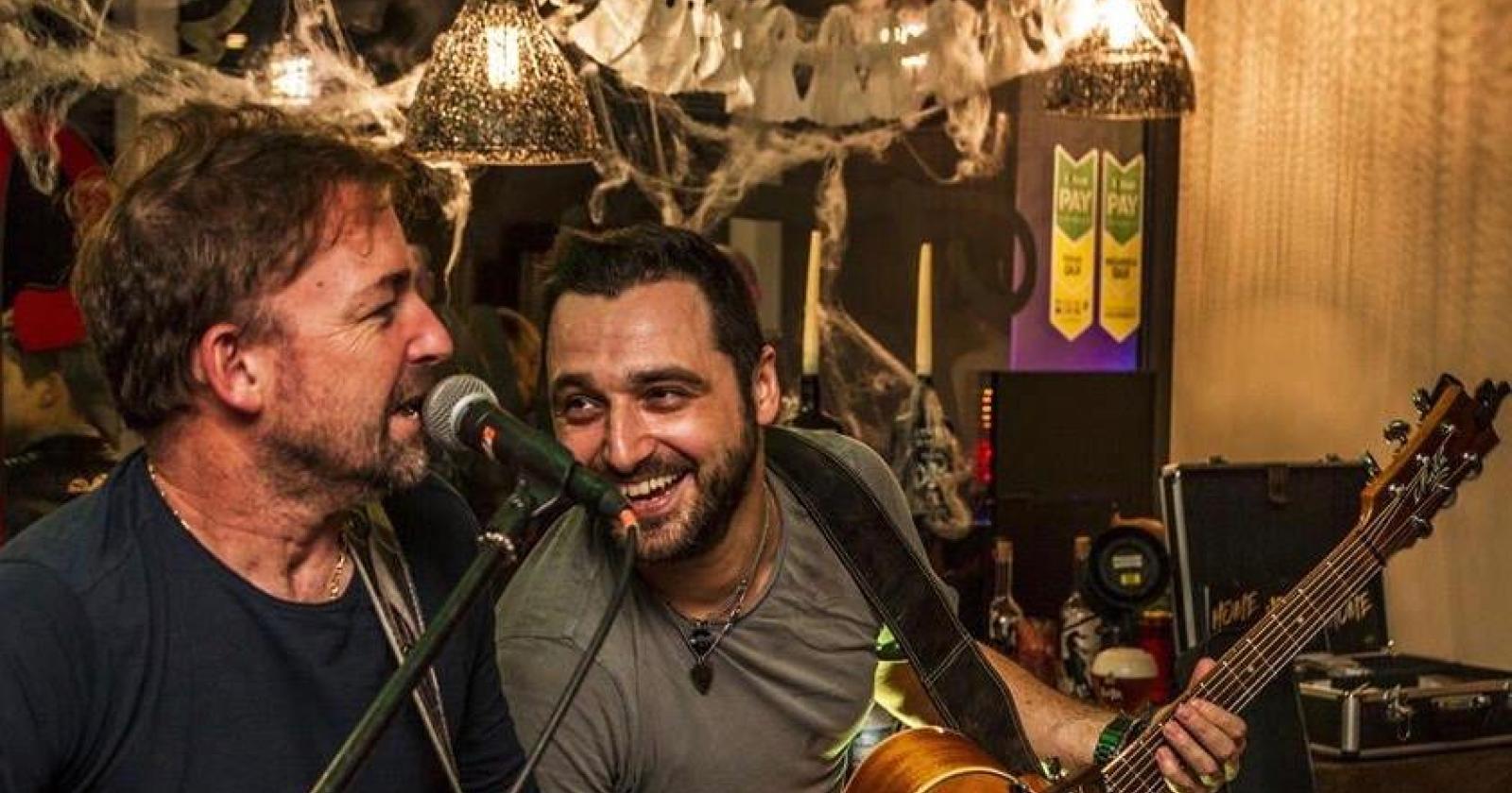 Dai Beatles ai Pink Floyd, i Rood Acoustic solo rock e voce