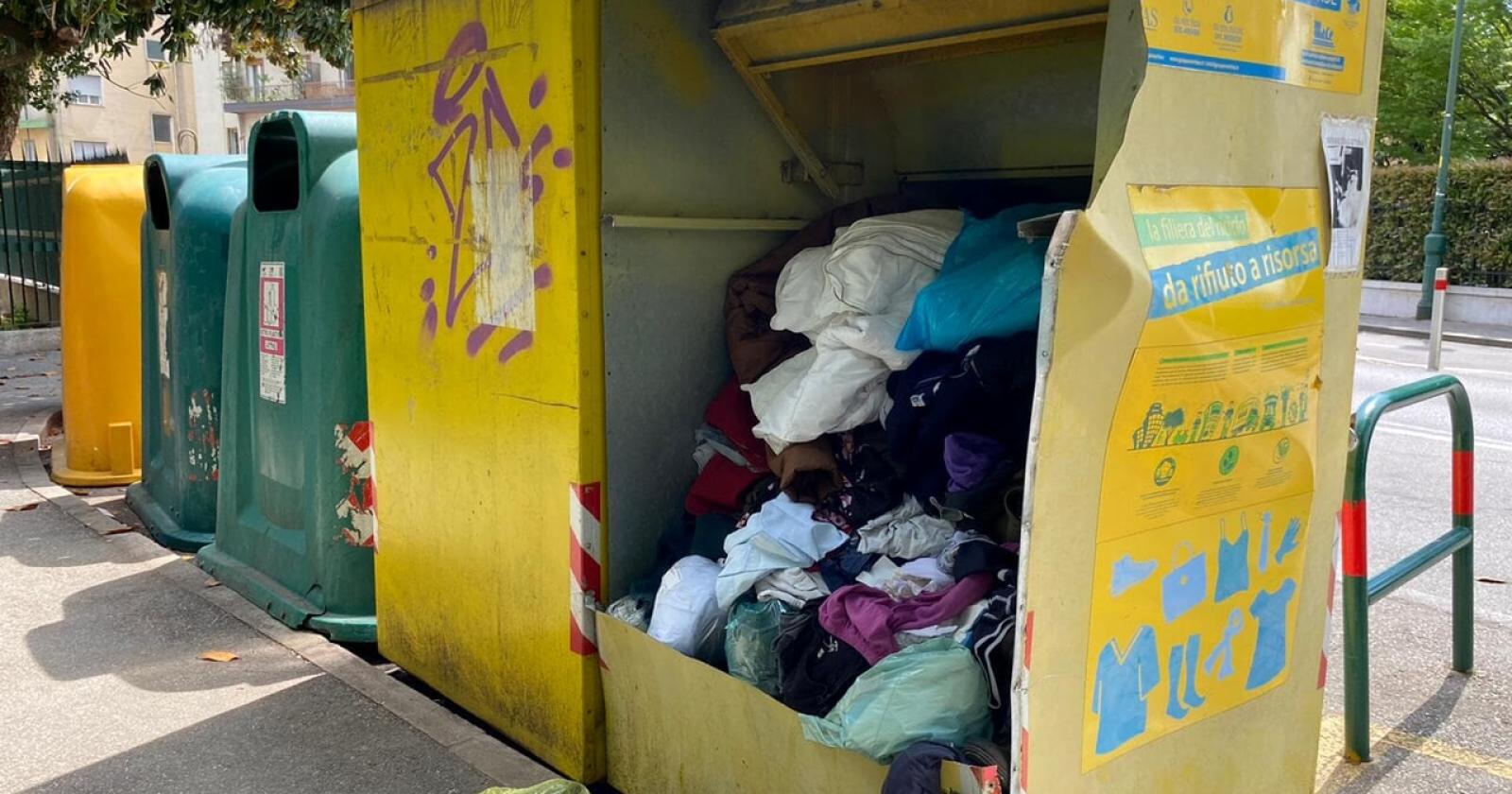 Uomo stritolato nel cassonetto dell'usato