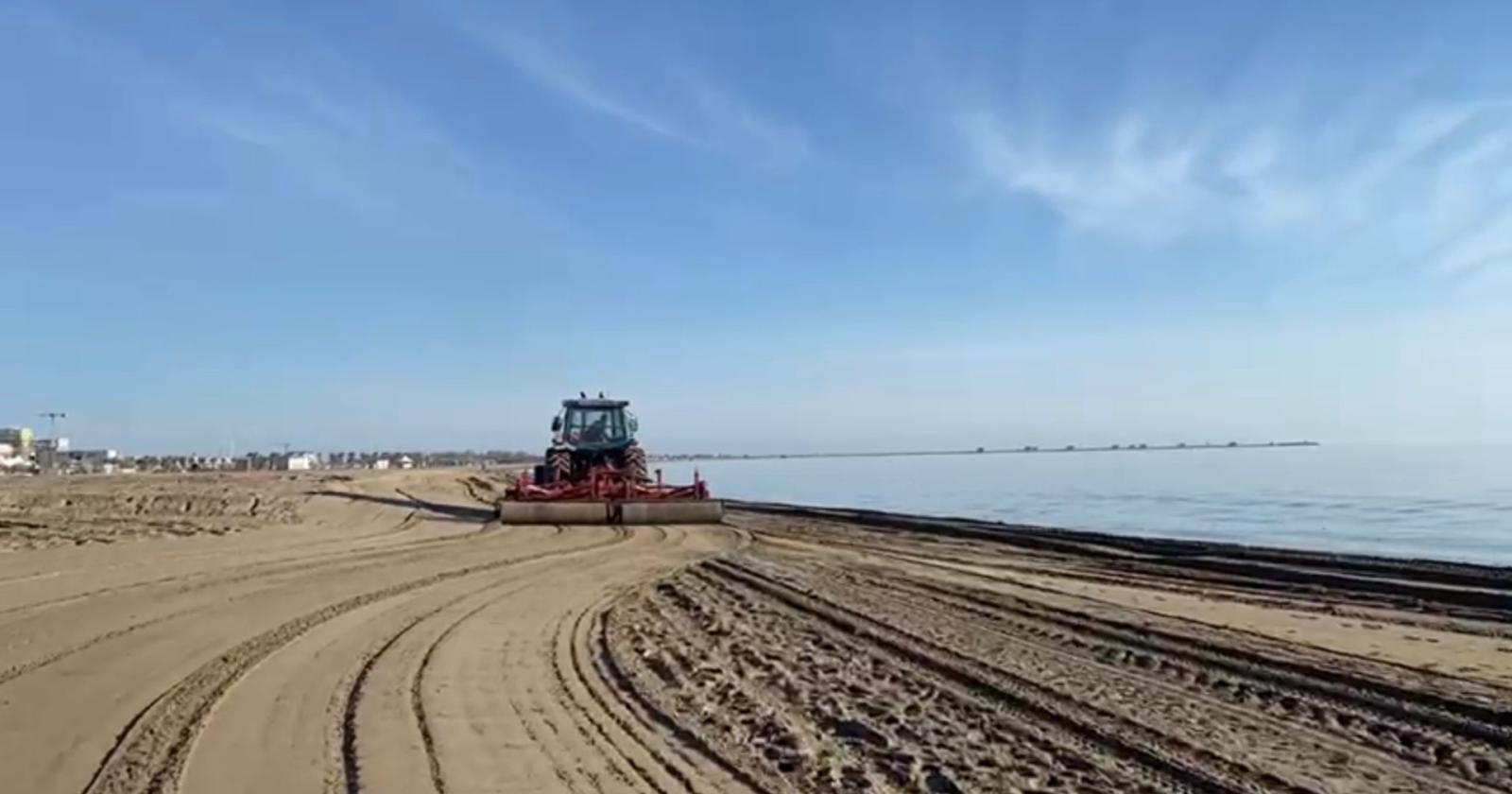 Stagione balneare al via: inizia la pulizia della battigia
