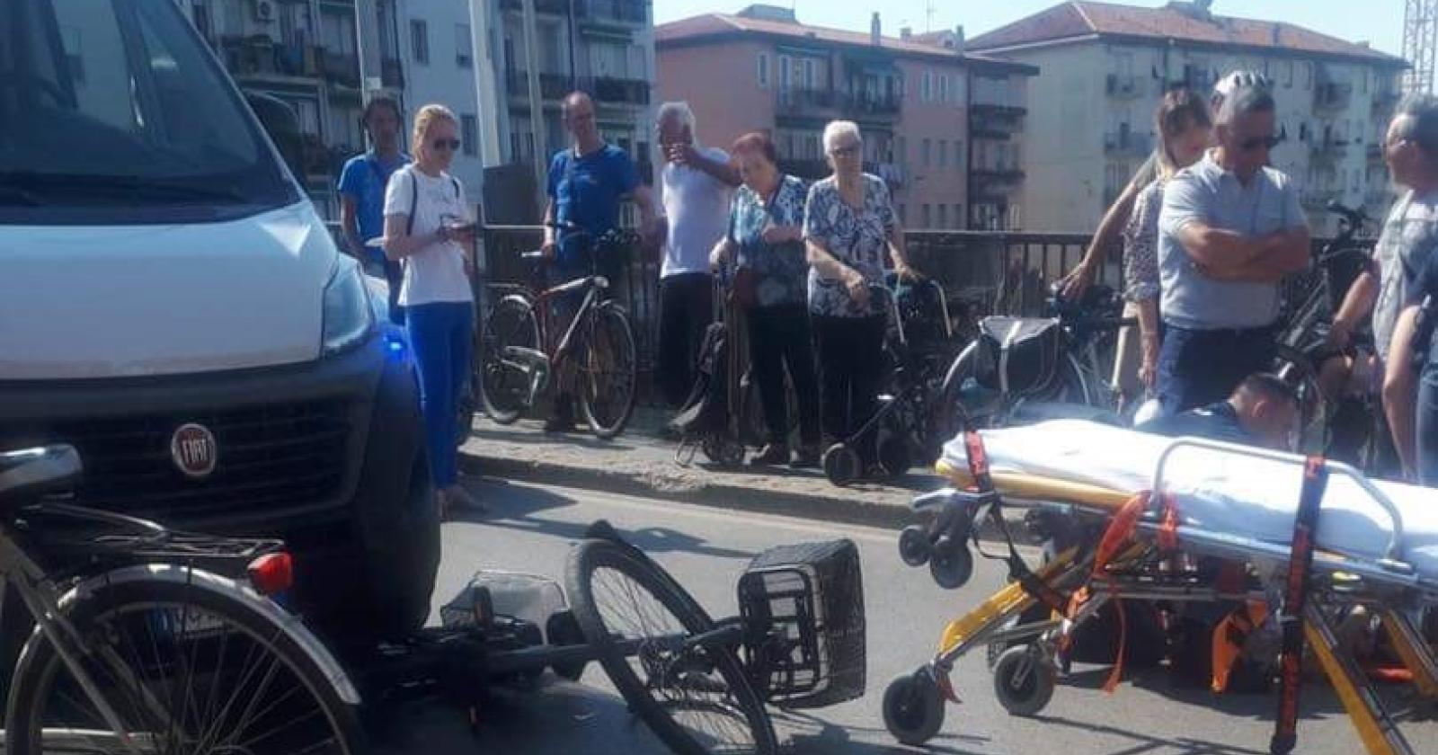 Vola sull'asfalto dopo l'urto con l'auto, ciclista in ospedale