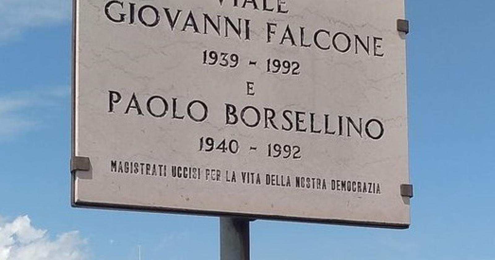 Una lapide nel ponte della Concordia ricorda le due stragi che fanno 30 anni