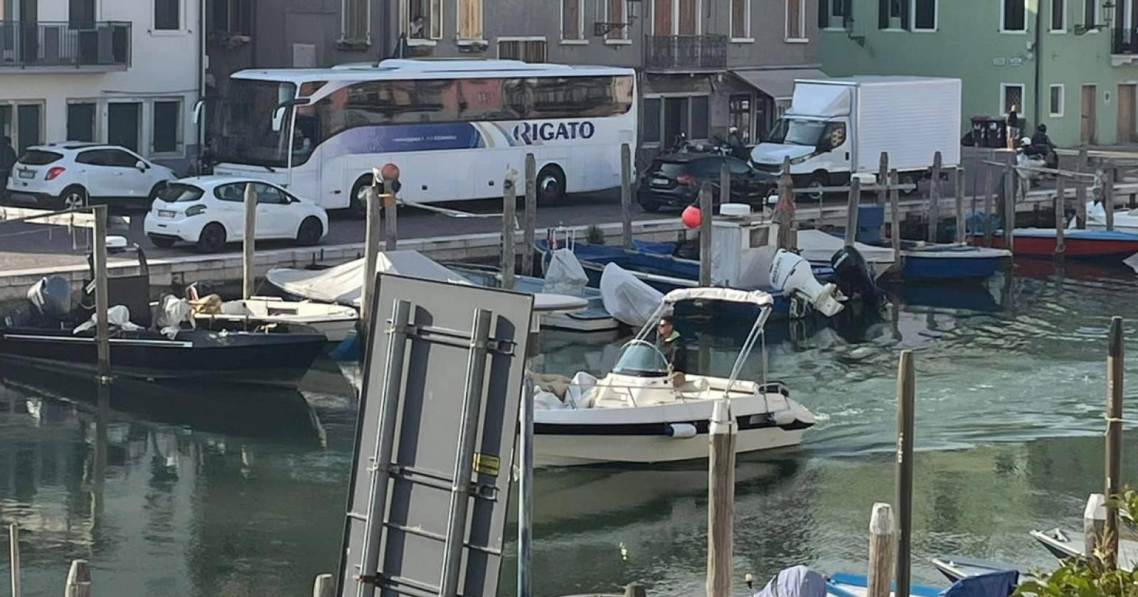 Il bus incastrato rischia di finire in Canale