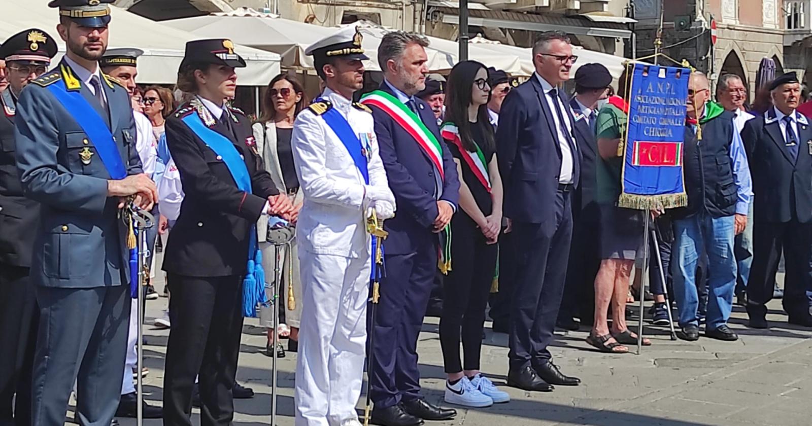 Un tributo solenne al Paese: presenti autorità e giovani