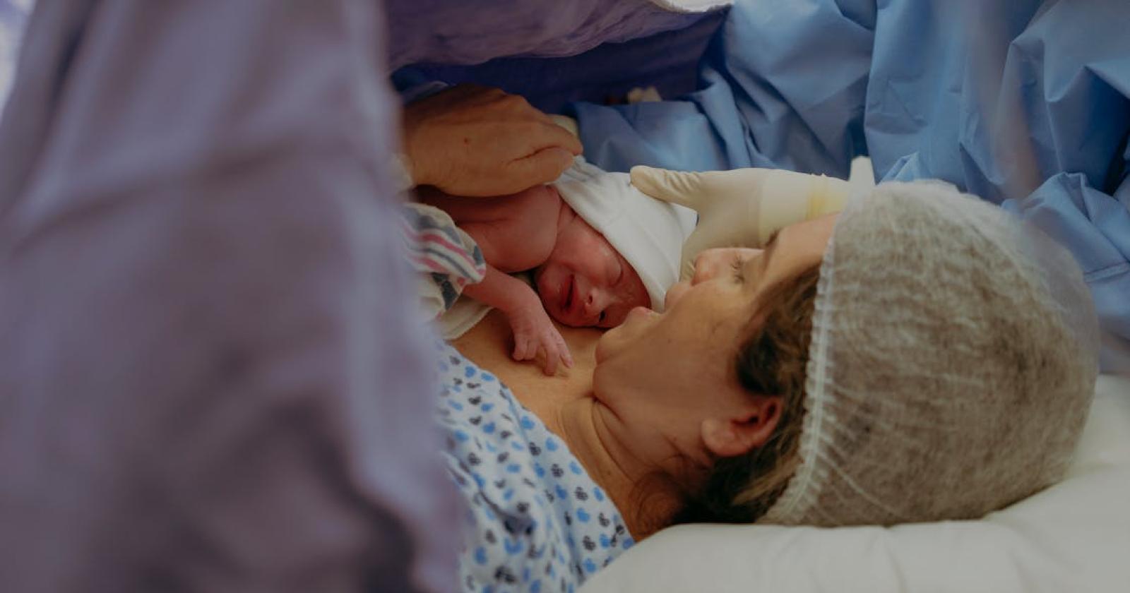 Nasce in casa grazie alla nonna