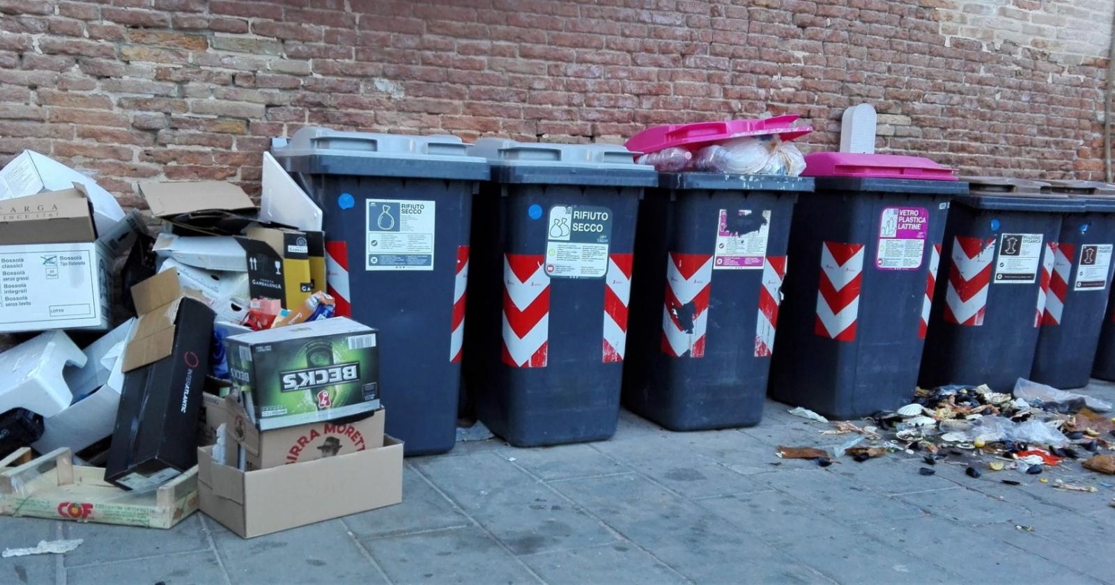 Bidoni stracolmi, la ristorazione fa a pugni con il decoro