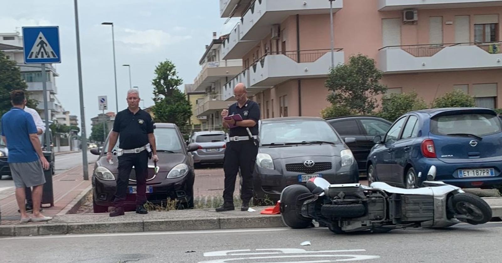 Scooter contro auto, finisce all'ospedale