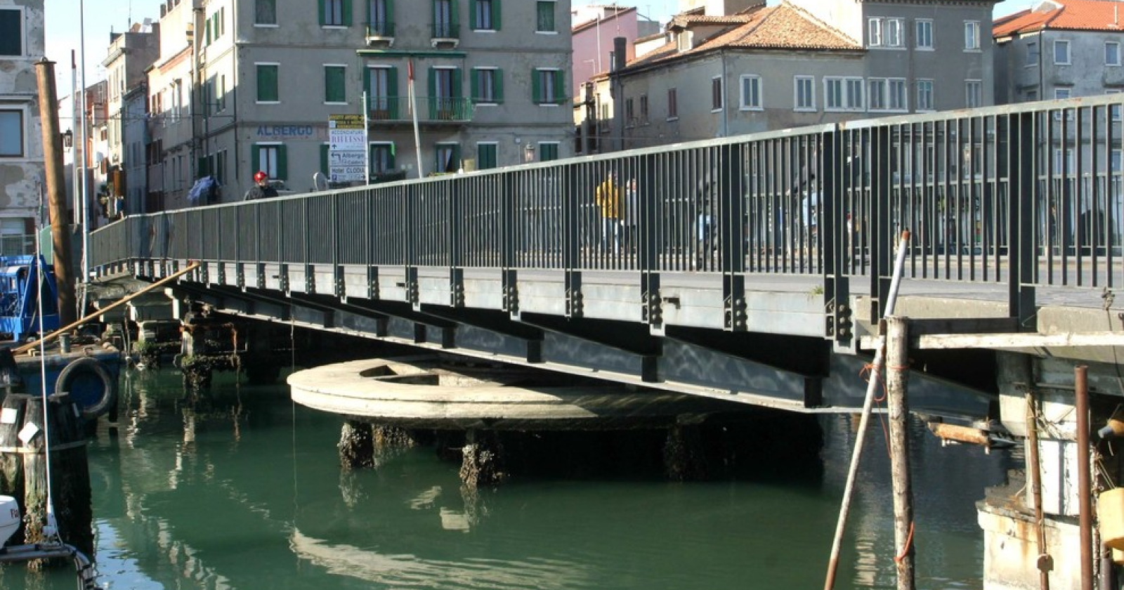 Schiaffi al manovratore del ponte rimasto chiuso