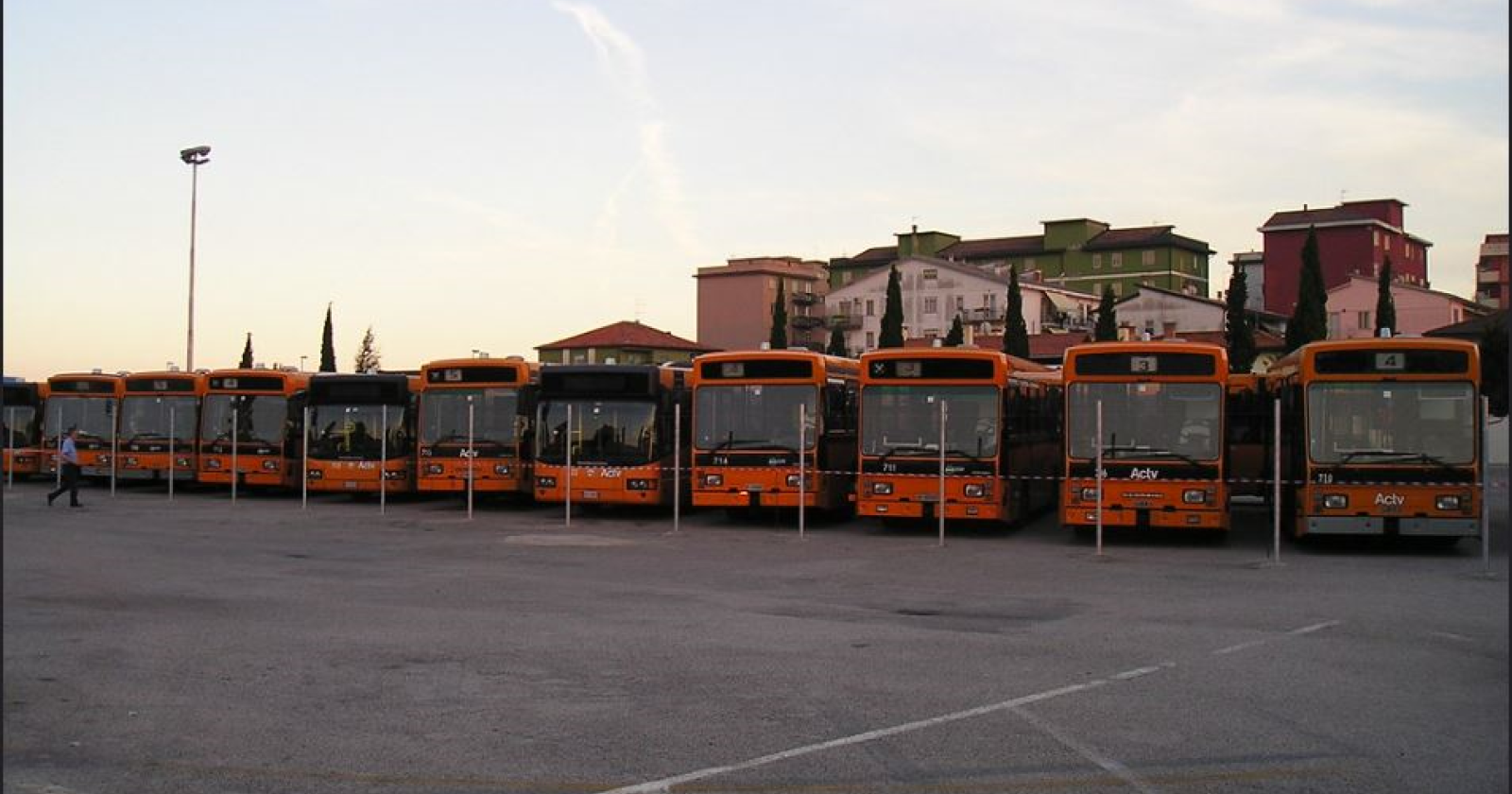 Pensiline rinnovate, più decoro alla fermata del bus