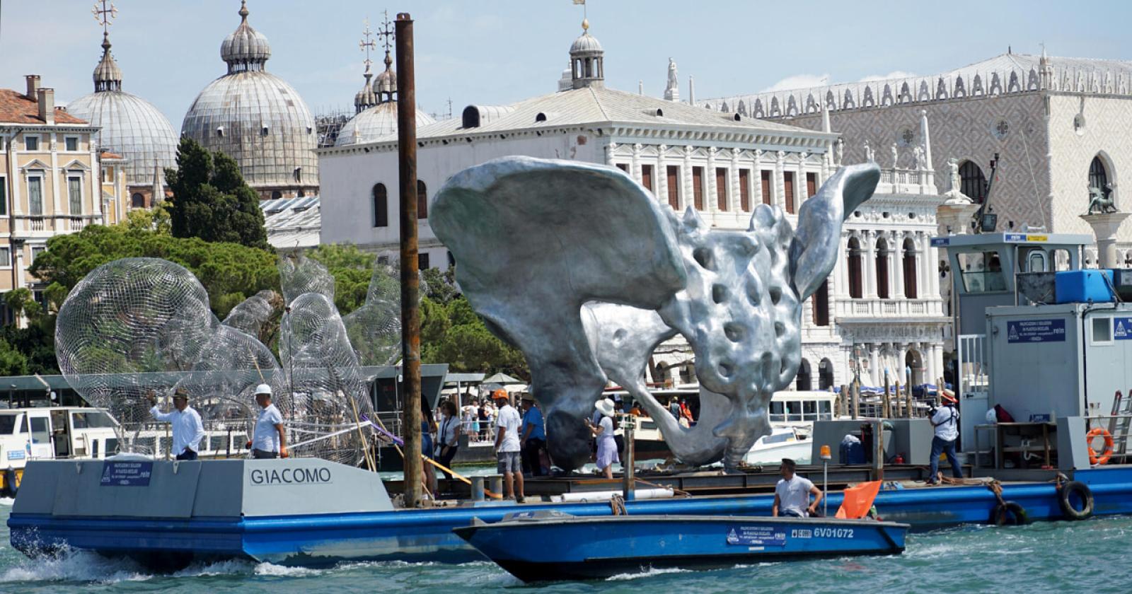 A Venezia Quinn installa Baby 3.0, omaggio al mistero della nascita