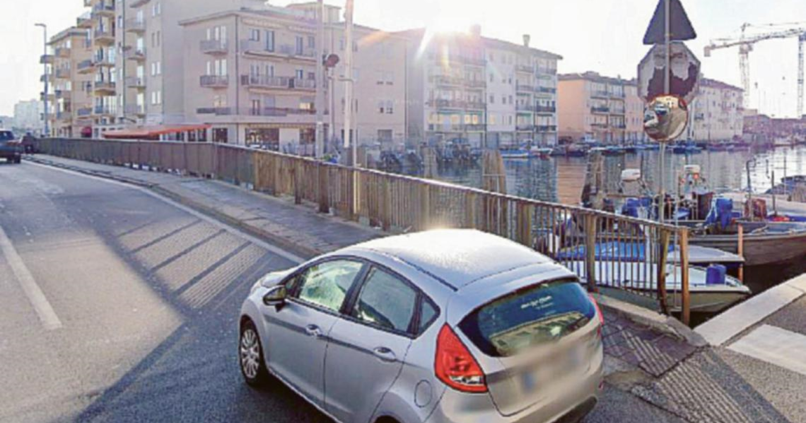 Lavori sul ponte girevole, chiuso ad auto e a camion